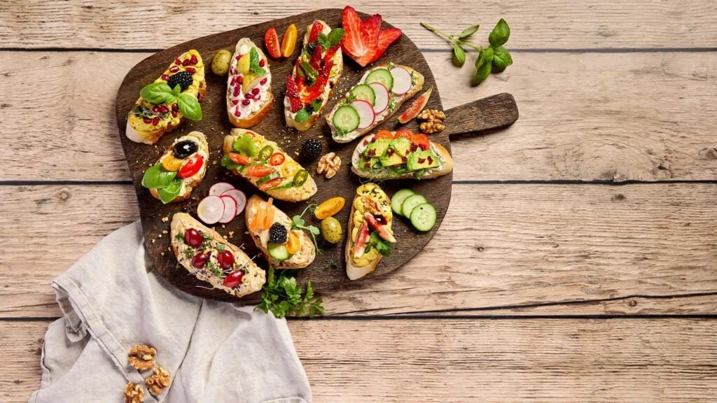 Crackling spread canapés